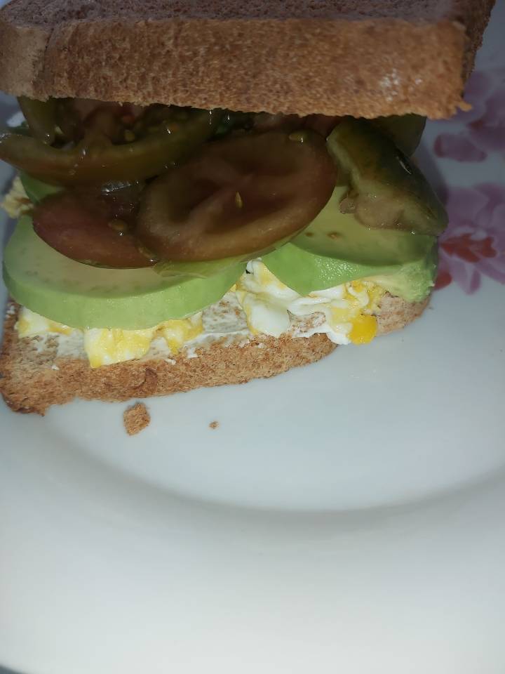 Sándwich de aguacate,tomate y huevo revuelto 