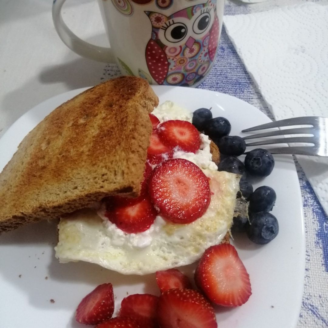 Tostadas con tortilla de claras, cottage y fresas