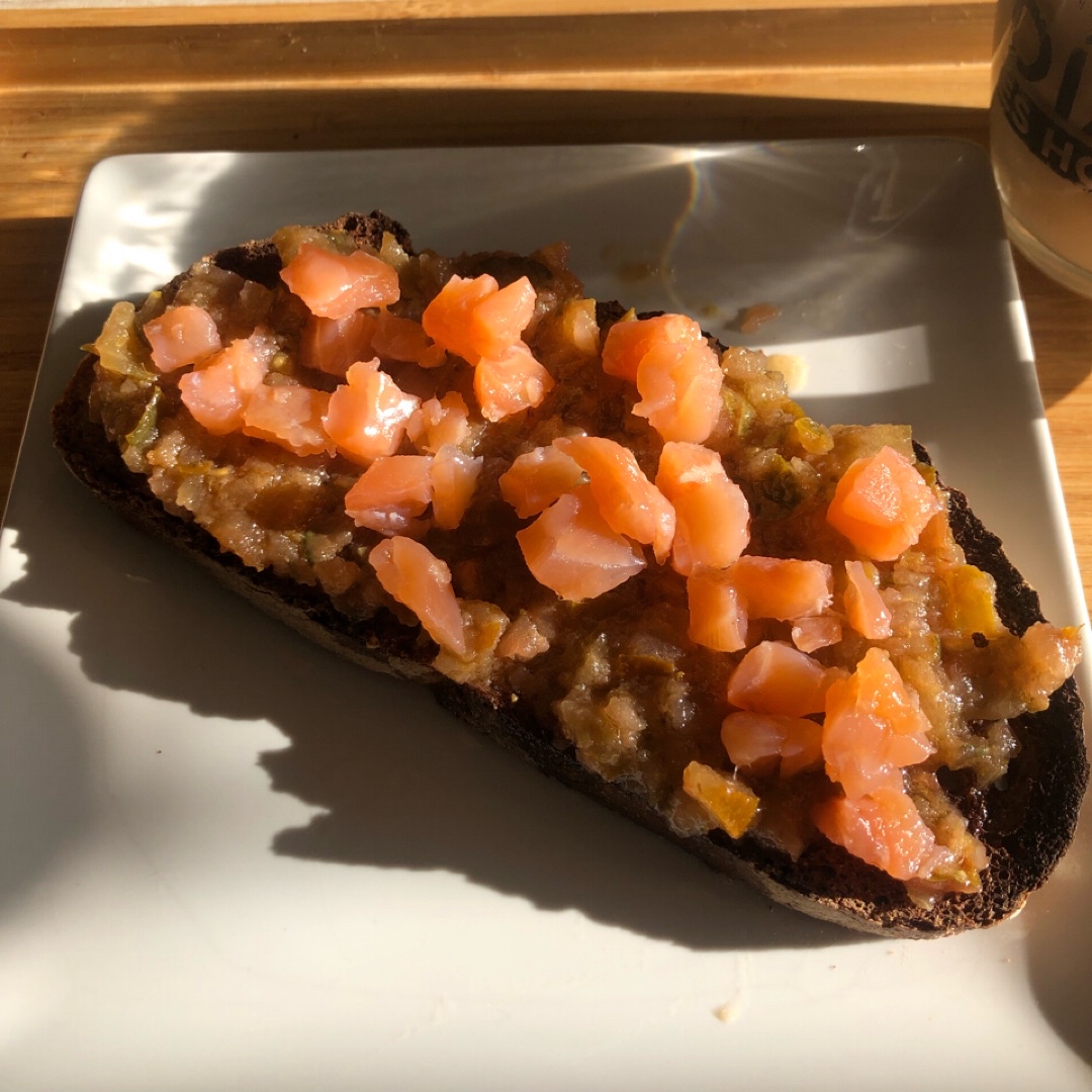 Tostada integral con tomate y salmón Tostada integral con tomate y salmón