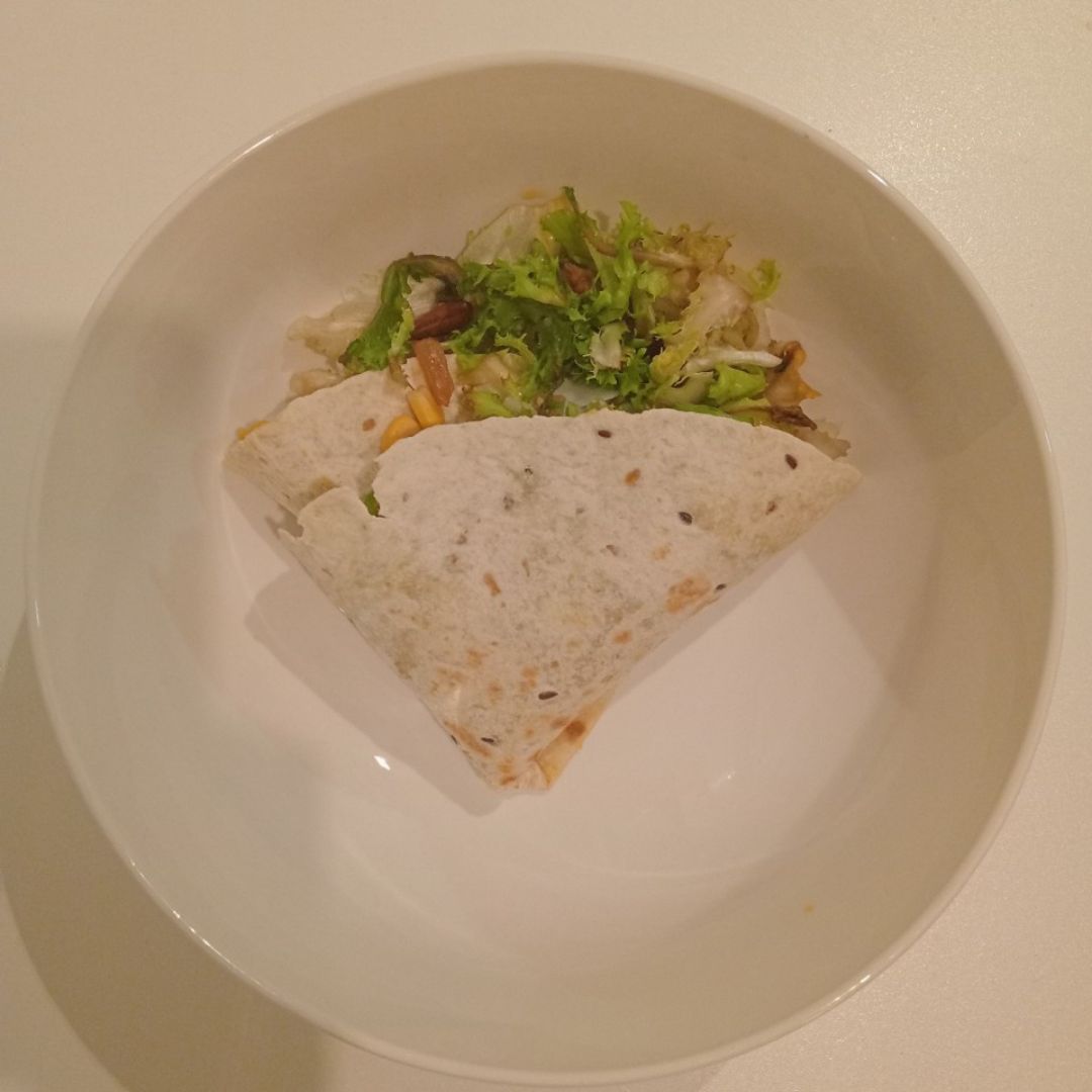 Wrap 🌯 de hummus y ensalada Paso 2 Wrap 🌯 de hummus y ensalada Paso 2