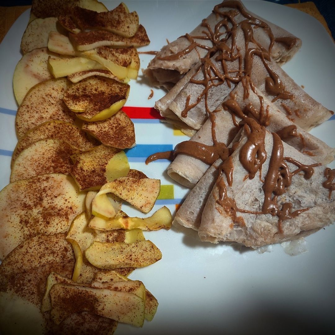 Crêpes proteicas con manzana asada y crema de almendras 