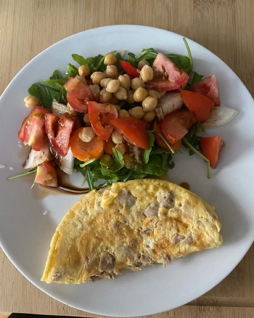 Ensalada con tortilla francesa de atún Ensalada con tortilla francesa de atún