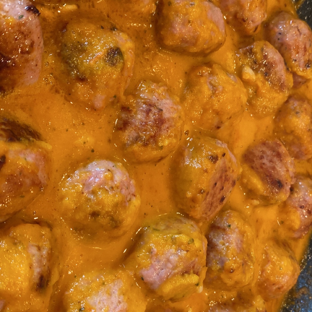 Albóndigas con salsa de zanahoria. Albóndigas con salsa de zanahoria.
