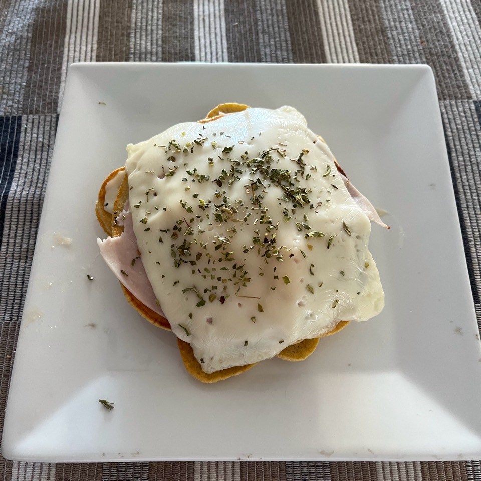 Pancakes saludables con jamón y queso