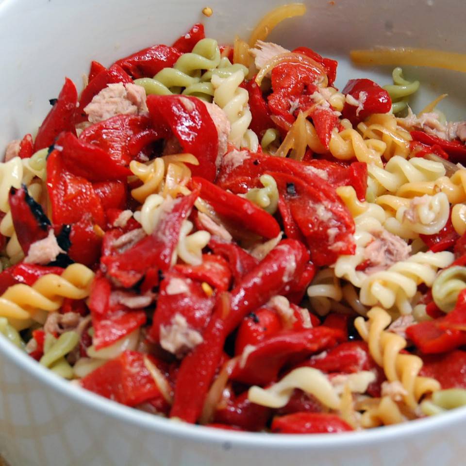 Ensalada de pasta y pimientos asados Ensalada de pasta y pimientos asados