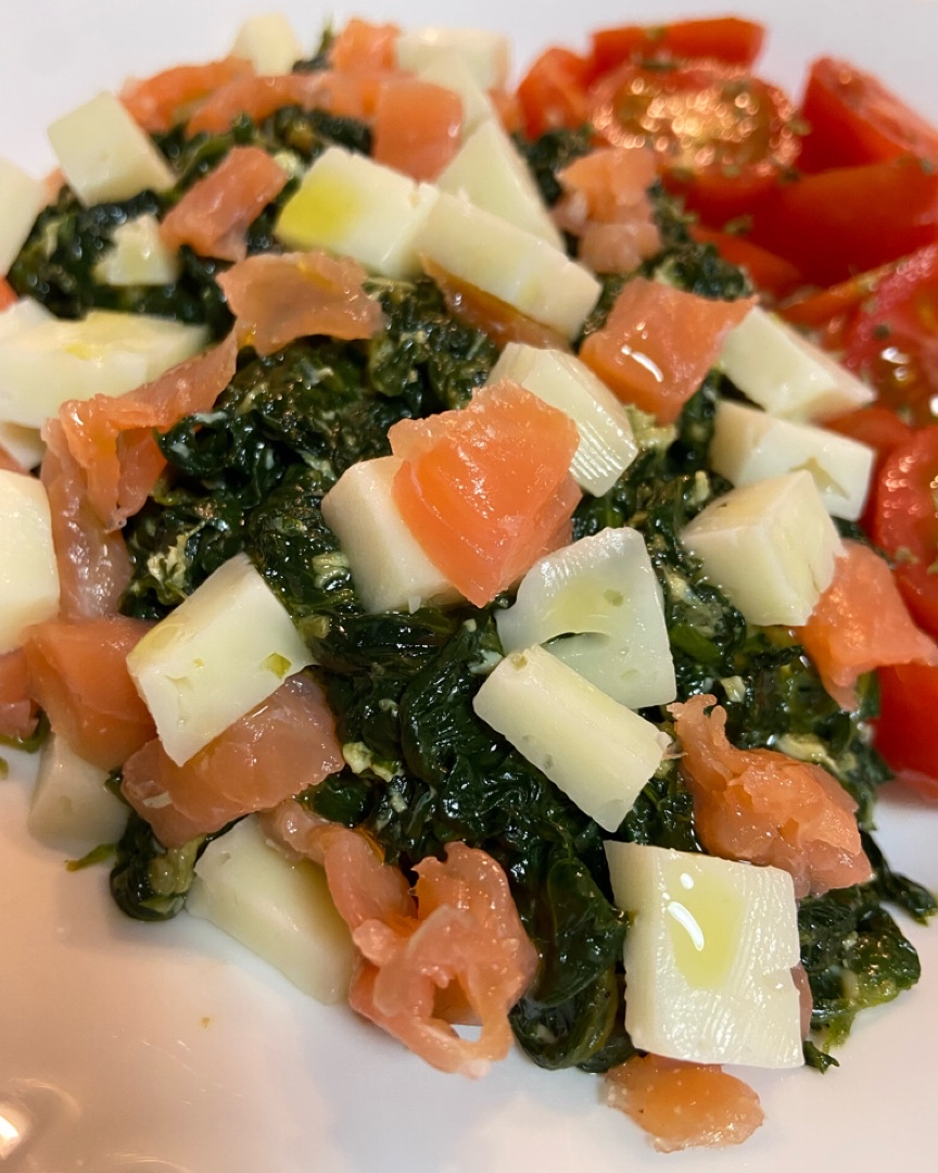 Espinacas revueltas con huevo y ajo + salmón y queso