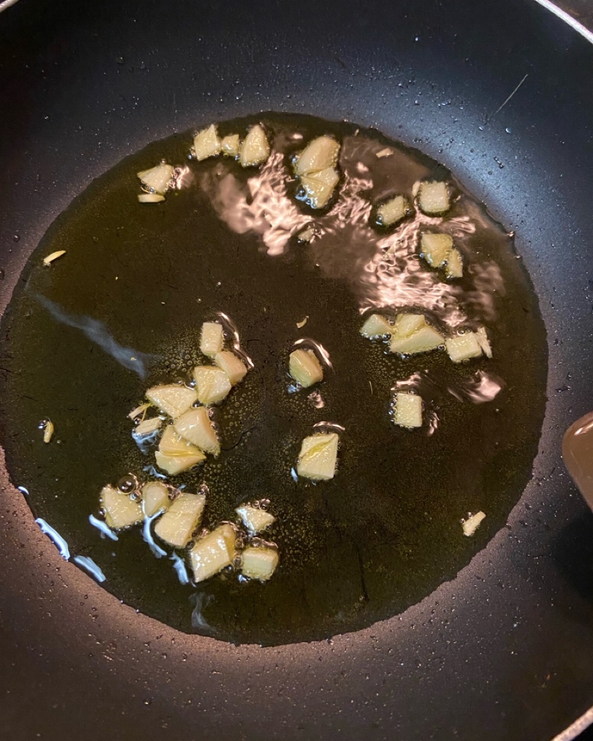 Espinacas revueltas con huevo y ajo + salmón y queso Paso 0