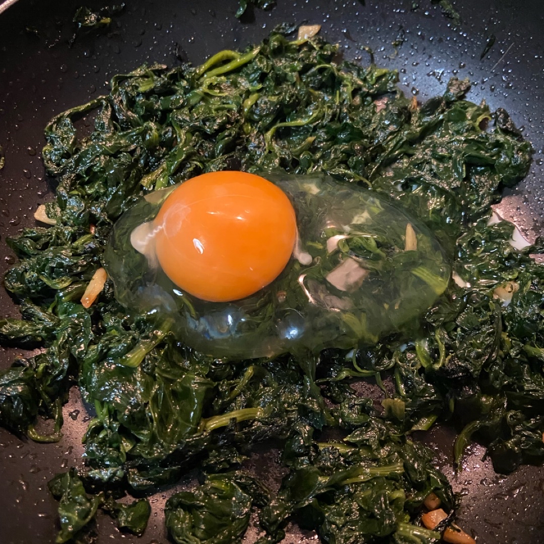 Espinacas revueltas con huevo y ajo + salmón y queso Paso 2
