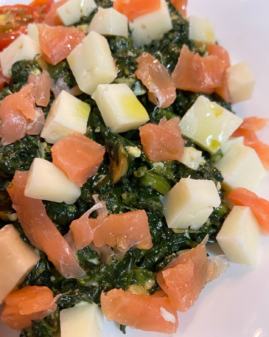 Espinacas revueltas con huevo y ajo + salmón y queso Paso 4
