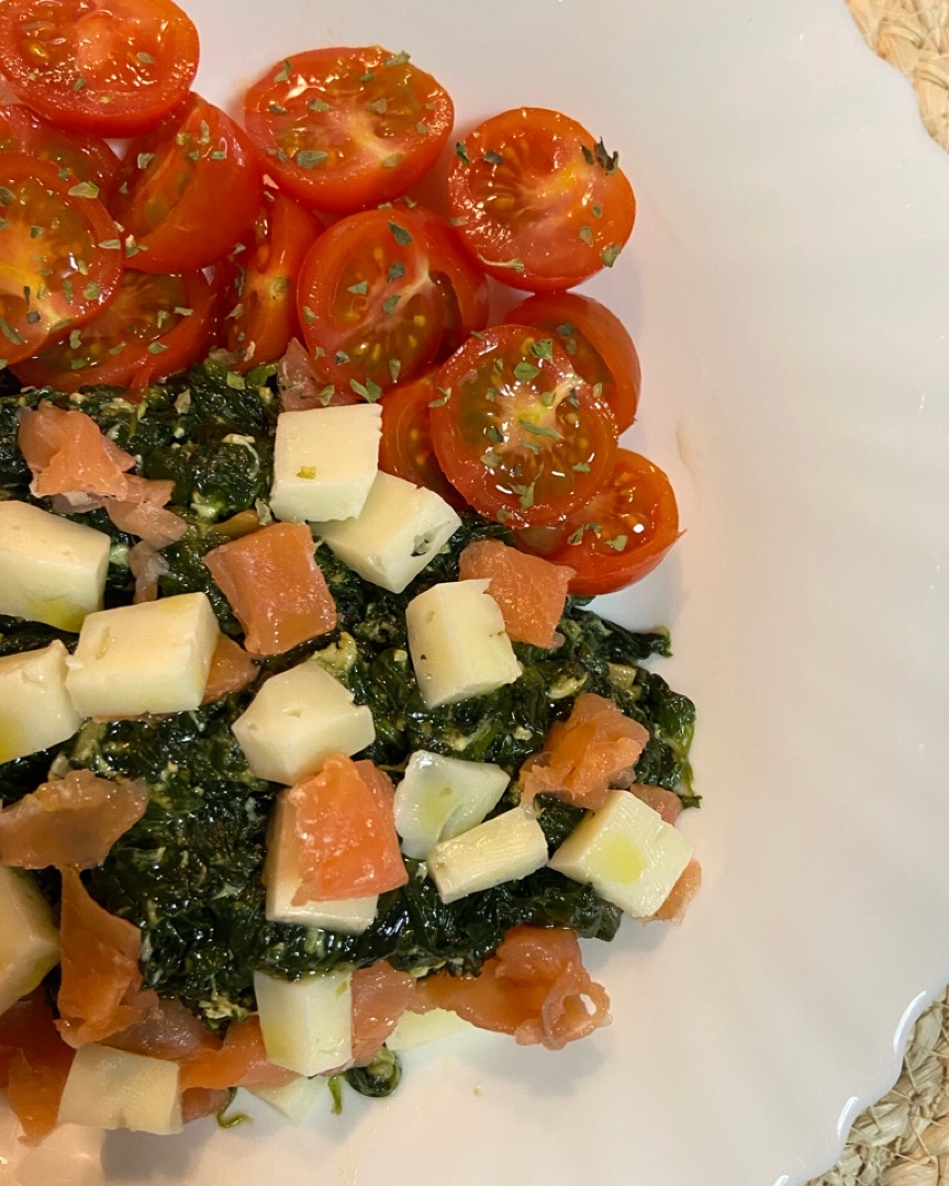 Espinacas revueltas con huevo y ajo + salmón y queso Paso 5