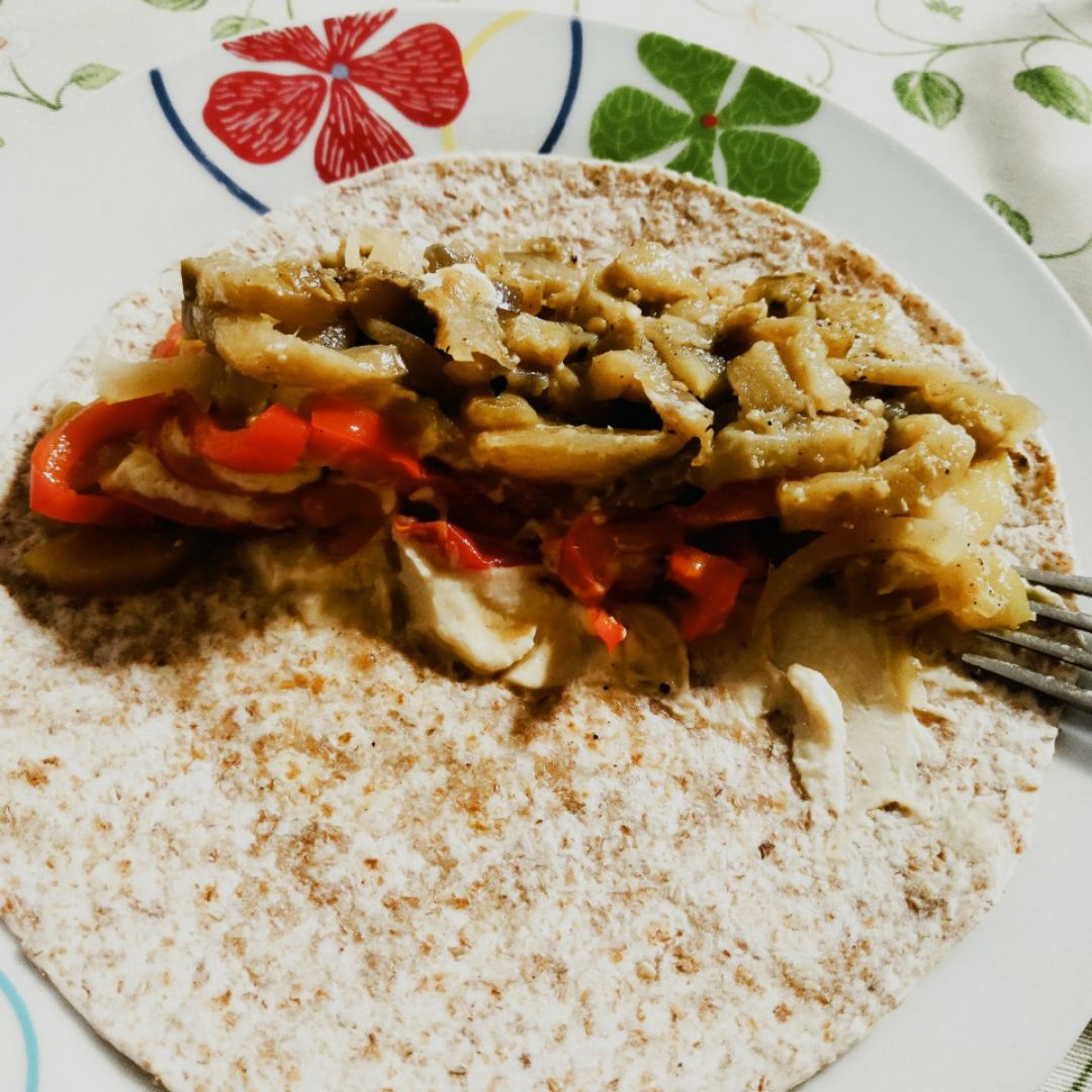 Fajita de verduras asadas y hummus Fajita de verduras asadas y hummus