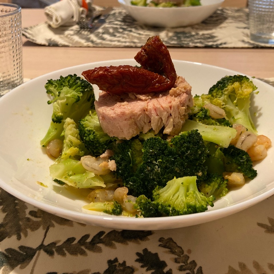 Brócoli con gambas y atún Brócoli con gambas y atún