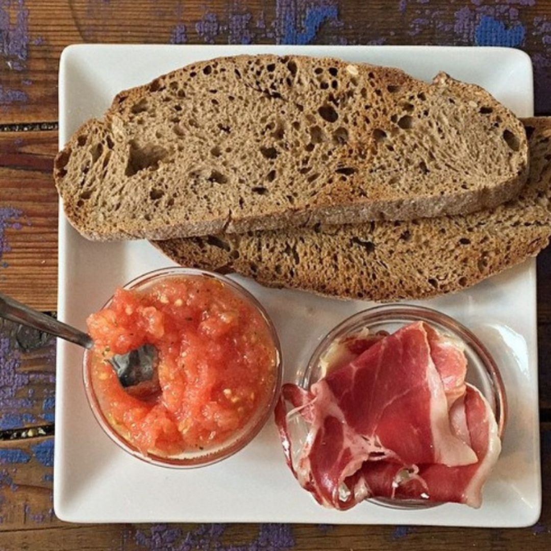 Pan integral con tomate y jamon