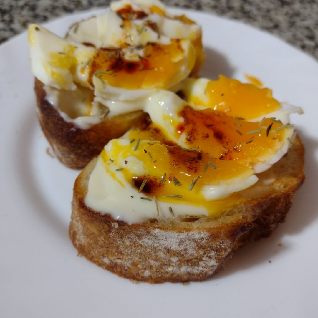 Tostada de huevos turcos