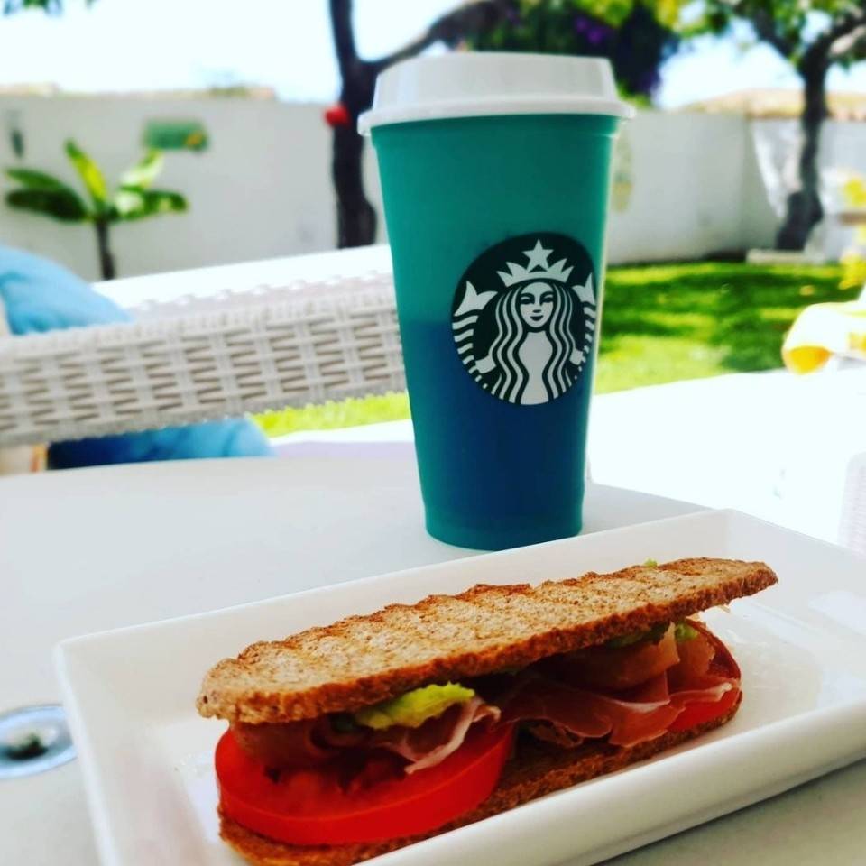 Desayuno pan espelta, aguacate, tomate, jamón Trevélez, bebida avena, cacao puro Desayuno pan espelta, aguacate, tomate, jamón Trevélez, bebida avena, cacao puro