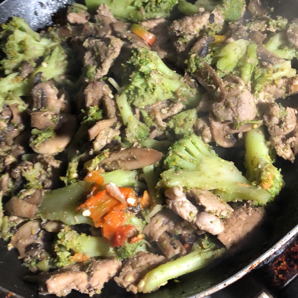 Brócoli,champiñones y carne de cerdo estilo comida china Brócoli,champiñones y carne de cerdo estilo comida china