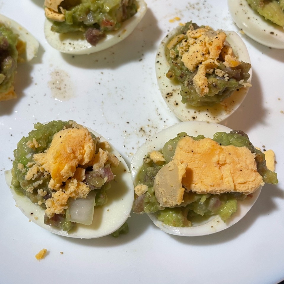 Huevos rellenos de wacamole con jamón serrano Huevos rellenos de wacamole con jamón serrano