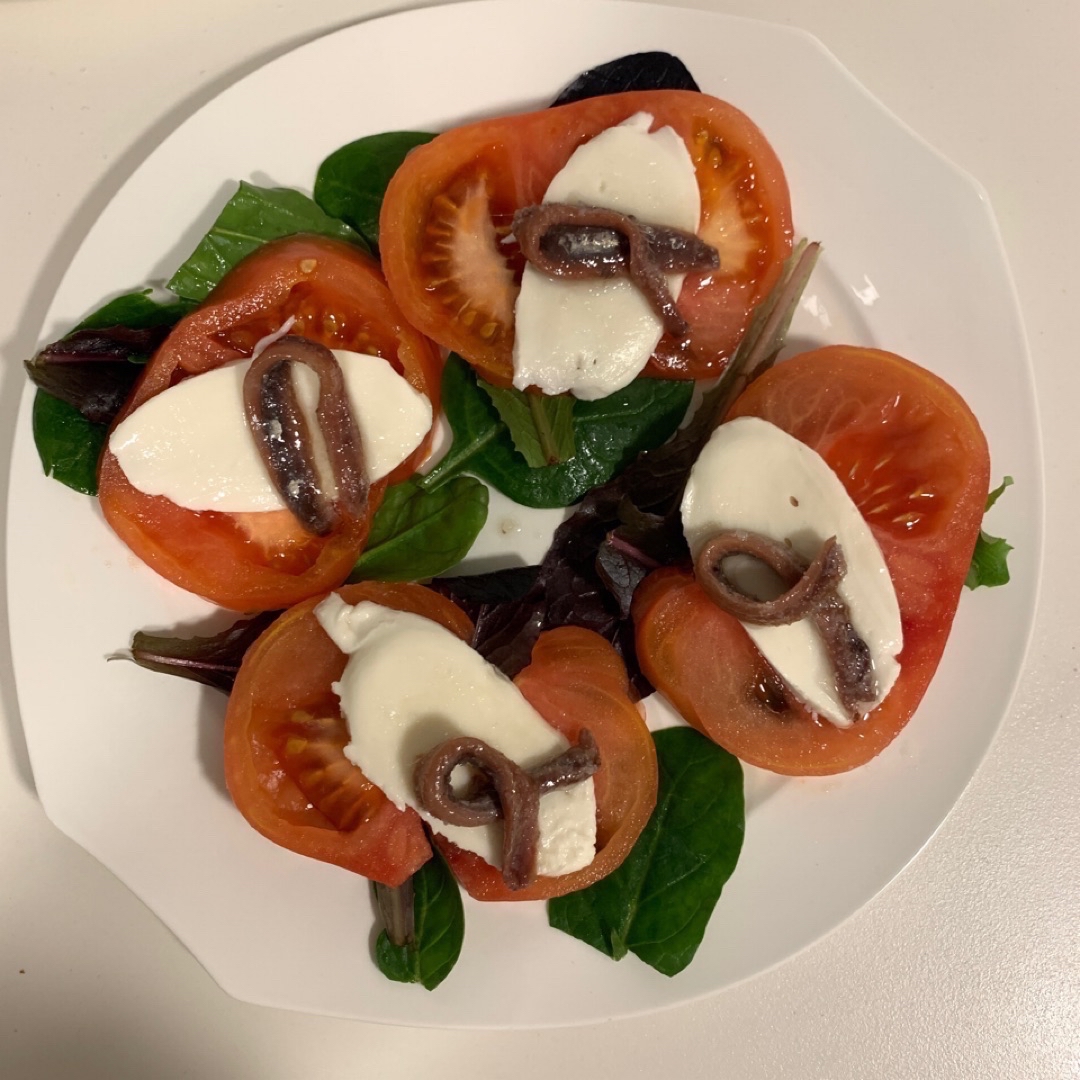 Ensalada de tomate con mozzarella y anchoas Ensalada de tomate con mozzarella y anchoas