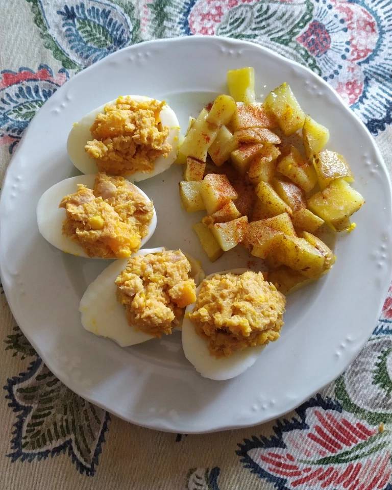 Huevos rellenos y patatas