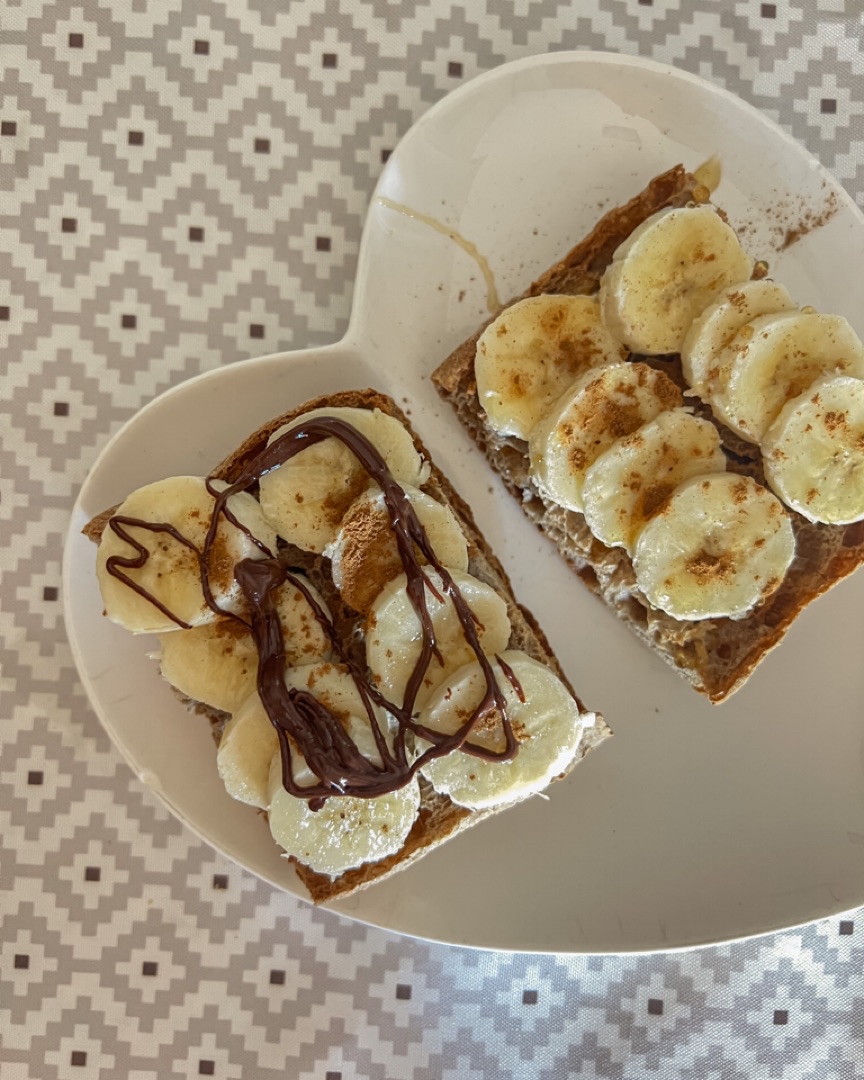 tostadas de plátano con crema de avellanas y miel tostadas de plátano con crema de avellanas y miel
