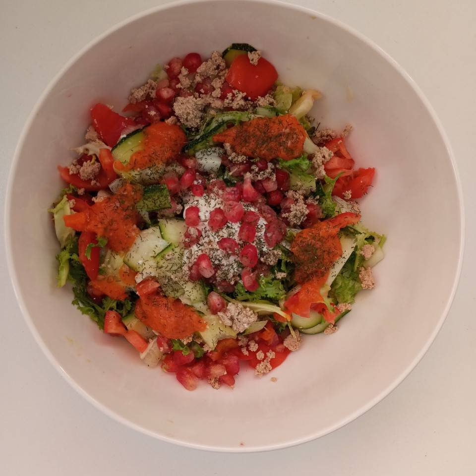Ensalada de granada, tofu, queso crema 🧀, pepino 🥒 y salsa de tomate 🍅
