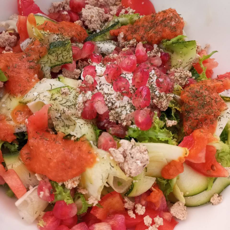 Ensalada de granada, tofu, queso crema 🧀, pepino 🥒 y salsa de tomate 🍅