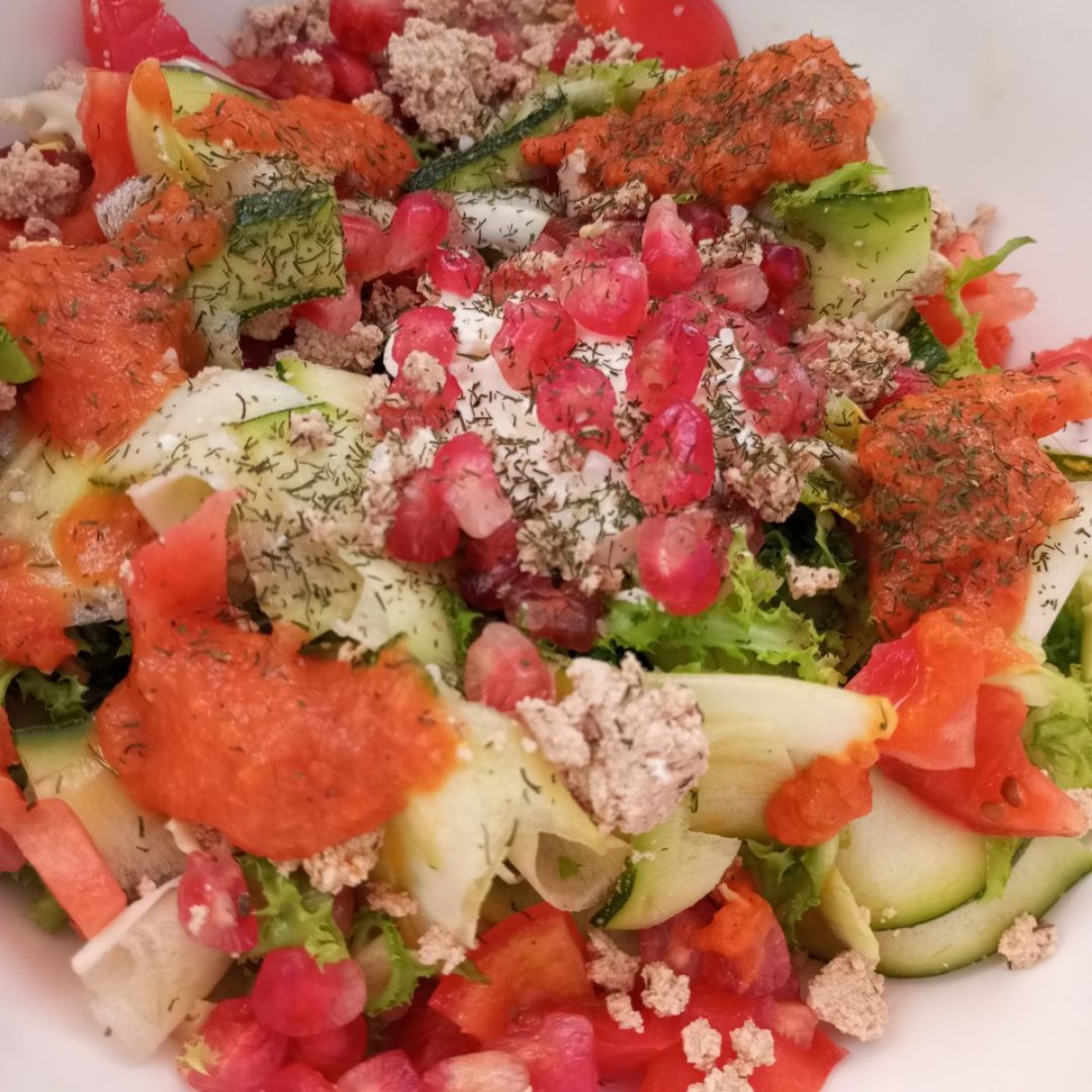 Ensalada de granada, tofu, queso crema 🧀, pepino 🥒 y salsa de tomate 🍅 Paso 4 Ensalada de granada, tofu, queso crema 🧀, pepino 🥒 y salsa de tomate 🍅 Paso 4