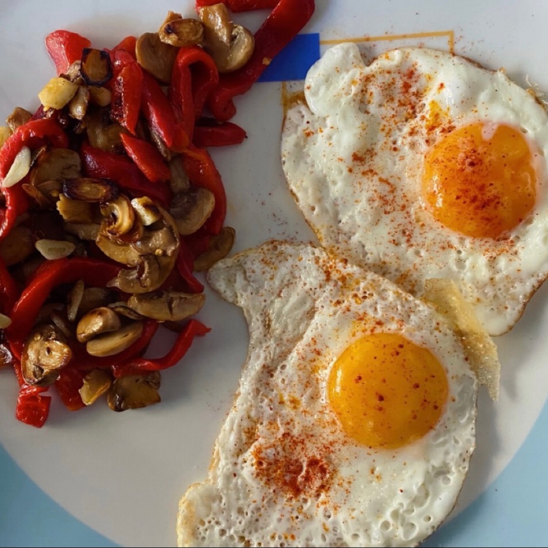 Huevos con pimientos y champiñones Huevos con pimientos y champiñones