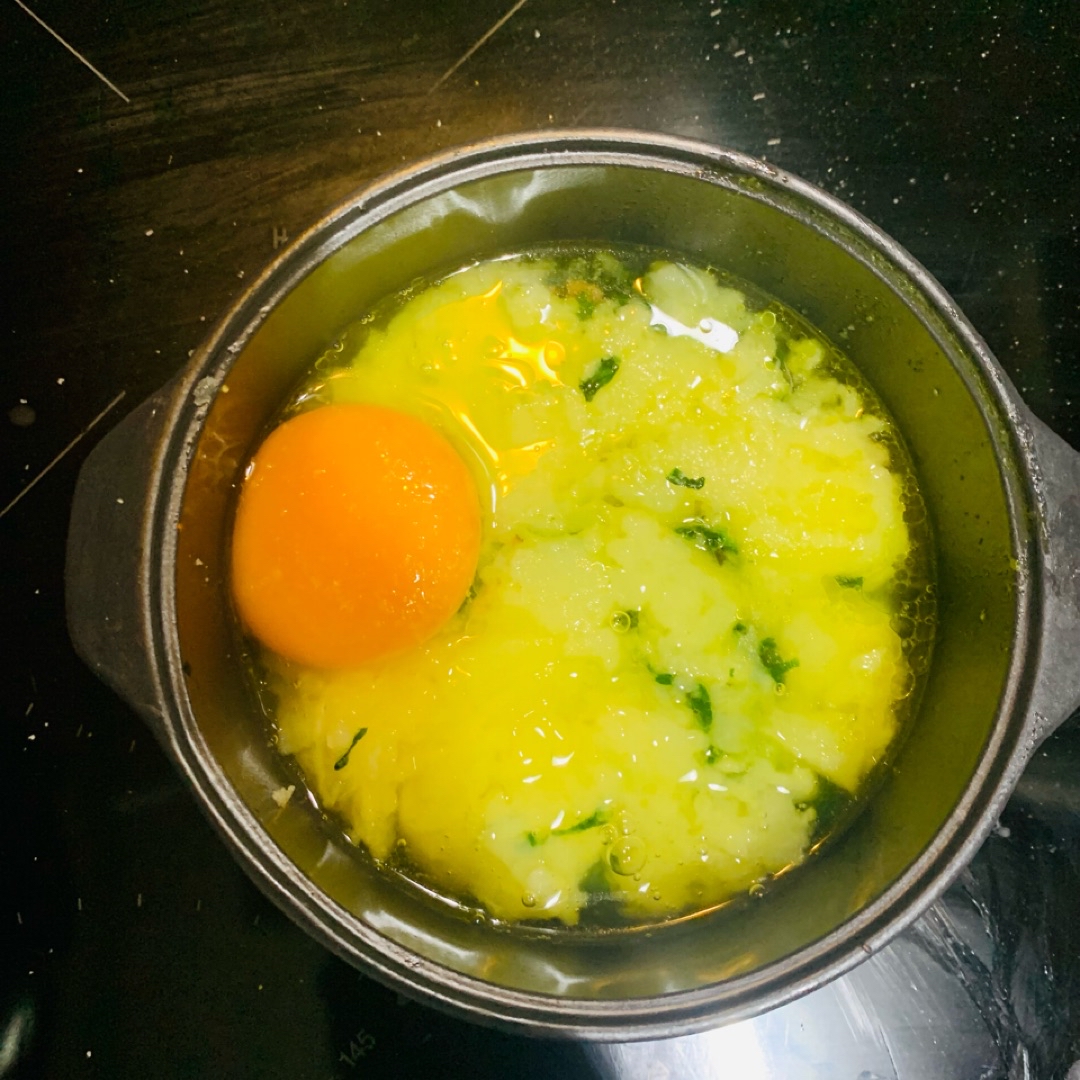 Pastel de patata, espinacas salteadas y huevo Step 0