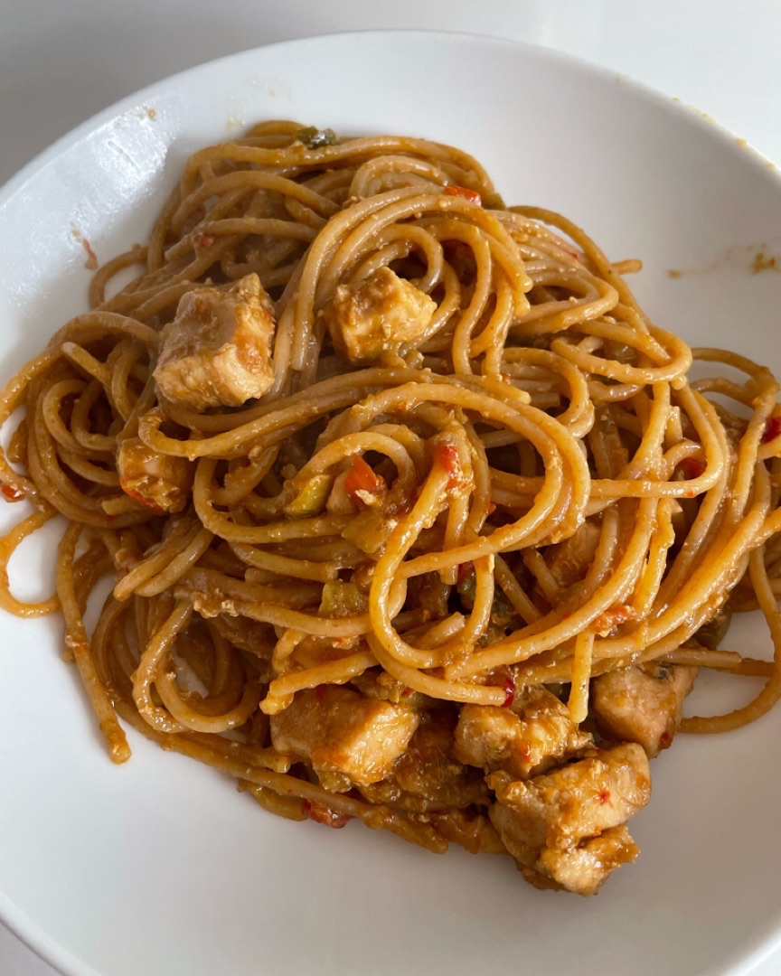 Espaguetis con pollo y verduras Espaguetis con pollo y verduras