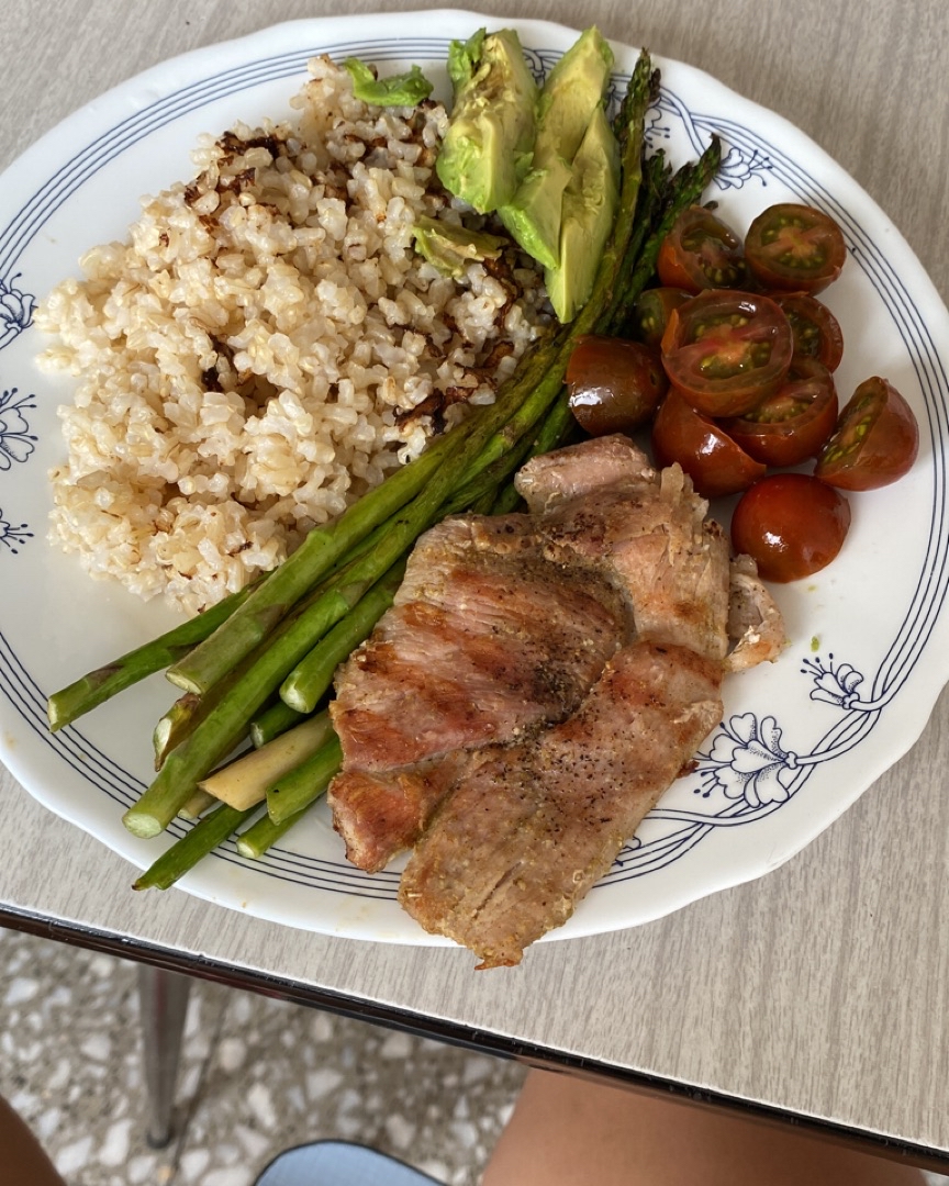 Arroz integral con espárragos y pavo a la plancha, acompañado con tomates Cherry y aguacate. Arroz integral con espárragos y pavo a la plancha, acompañado con tomates Cherry y aguacate.