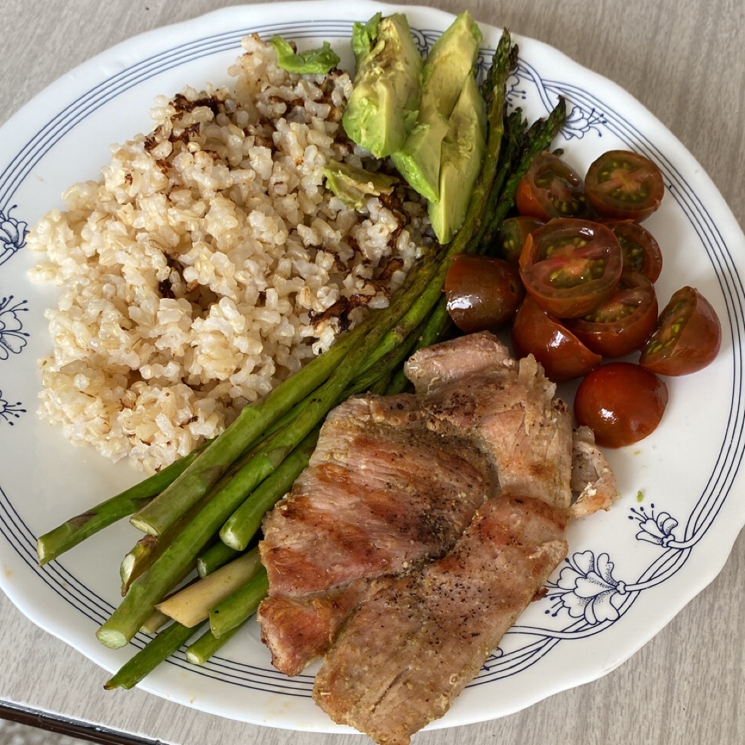 Arroz integral con espárragos y pavo a la plancha, acompañado con tomates Cherry y aguacate. Paso 4 Arroz integral con espárragos y pavo a la plancha, acompañado con tomates Cherry y aguacate. Paso 4