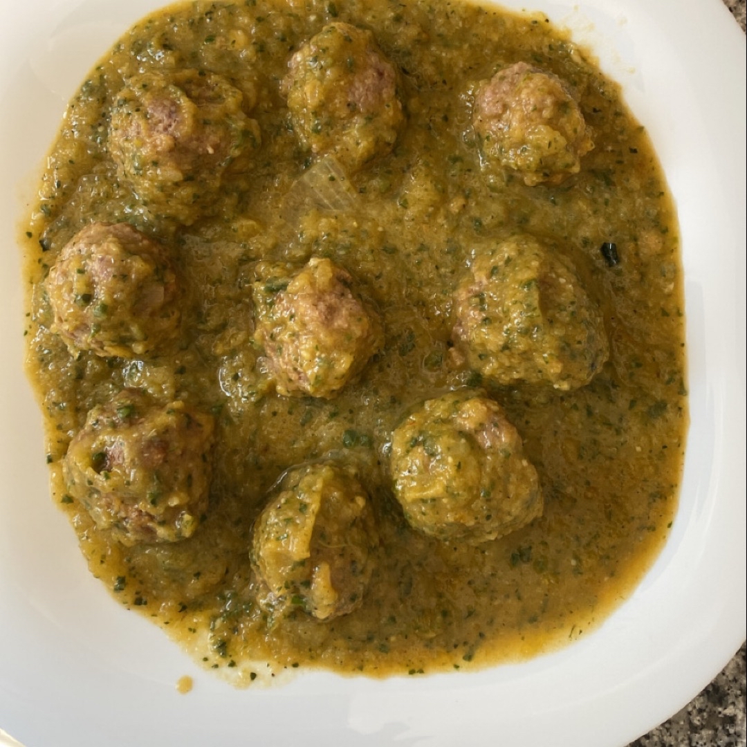Albóndigas en salsa de espinacas y verduras