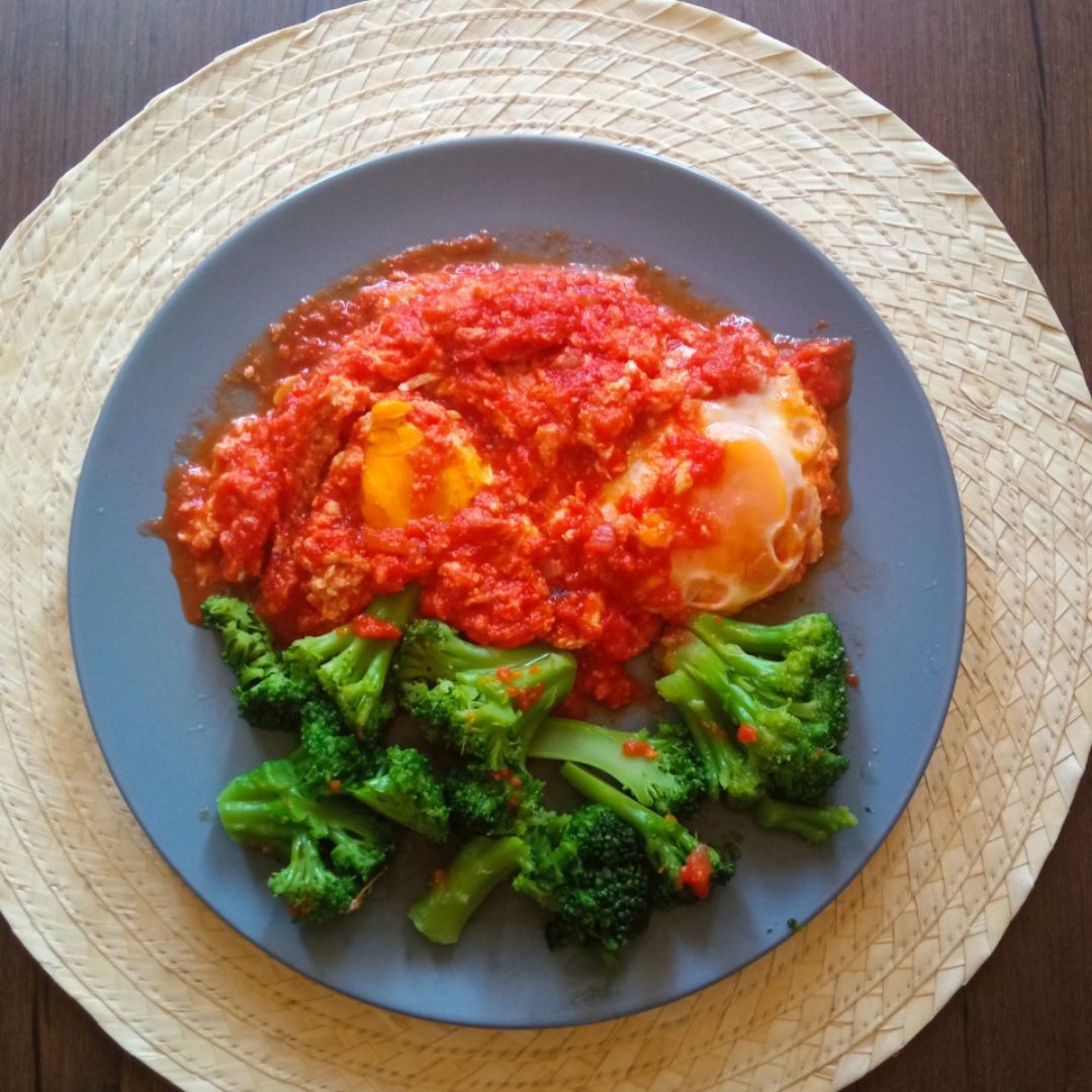 Huevos cuajados en salsa de tomate casera Huevos cuajados en salsa de tomate casera