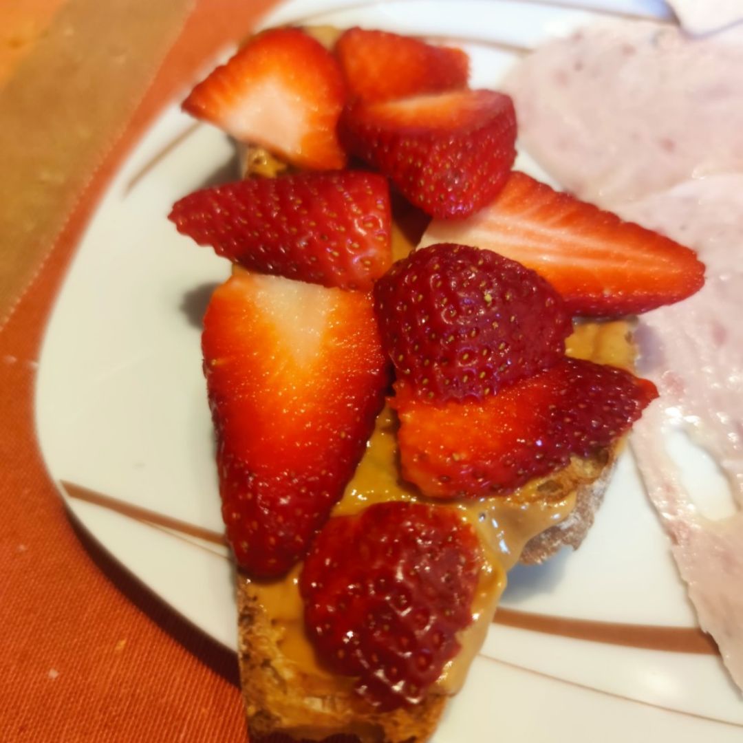 Tostadas de crema de cacahuete y fresa