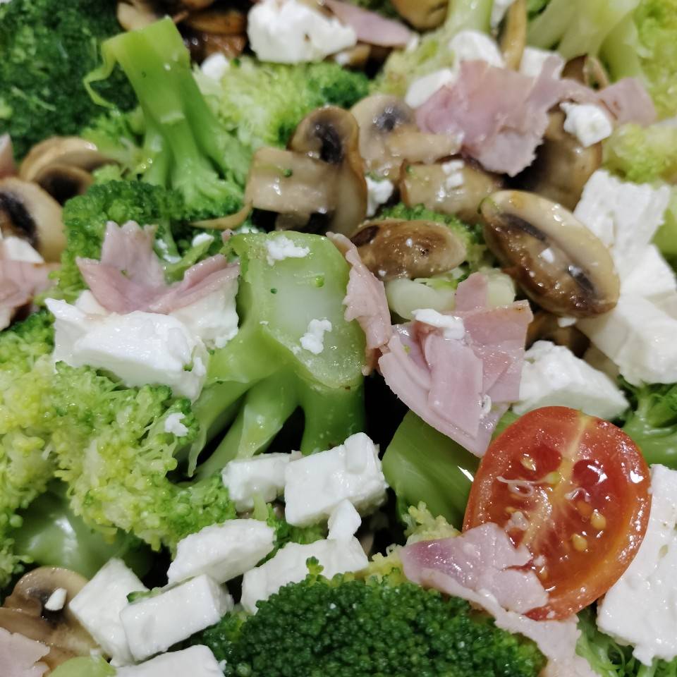 Brócoli con champiñones y tomates cherry
