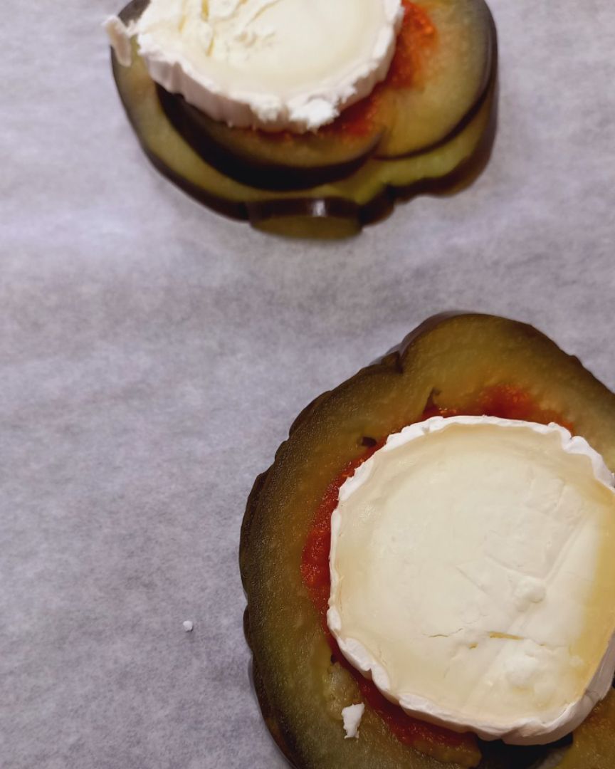 Montaditos de berenjena 🍆, queso 🧀 , seitán y anchoas. Paso 3 Montaditos de berenjena 🍆, queso 🧀 , seitán y anchoas. Paso 3
