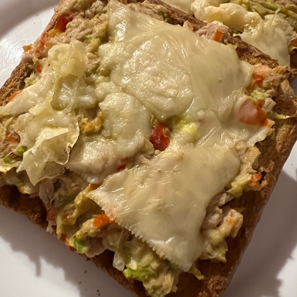 Tostada aguacate y atún Tostada aguacate y atún
