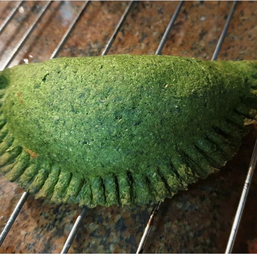 Empanadilla de espinacas rellena de pollo Empanadilla de espinacas rellena de pollo