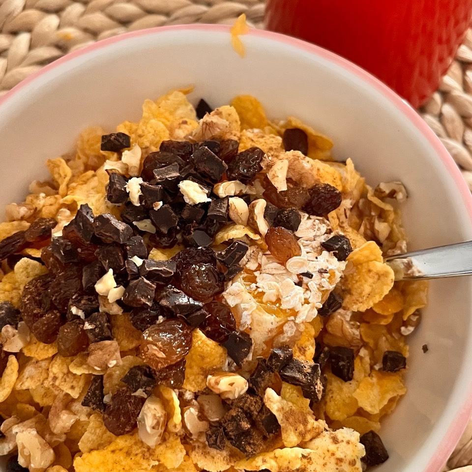 Bowl de fruta con cereales, frutos secos y chocolate Bowl de fruta con cereales, frutos secos y chocolate