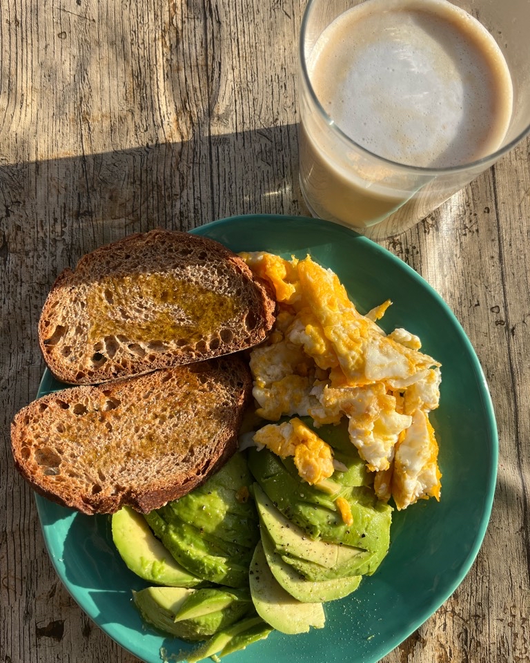 Tostadas con huevos revueltos y aguacate Tostadas con huevos revueltos y aguacate
