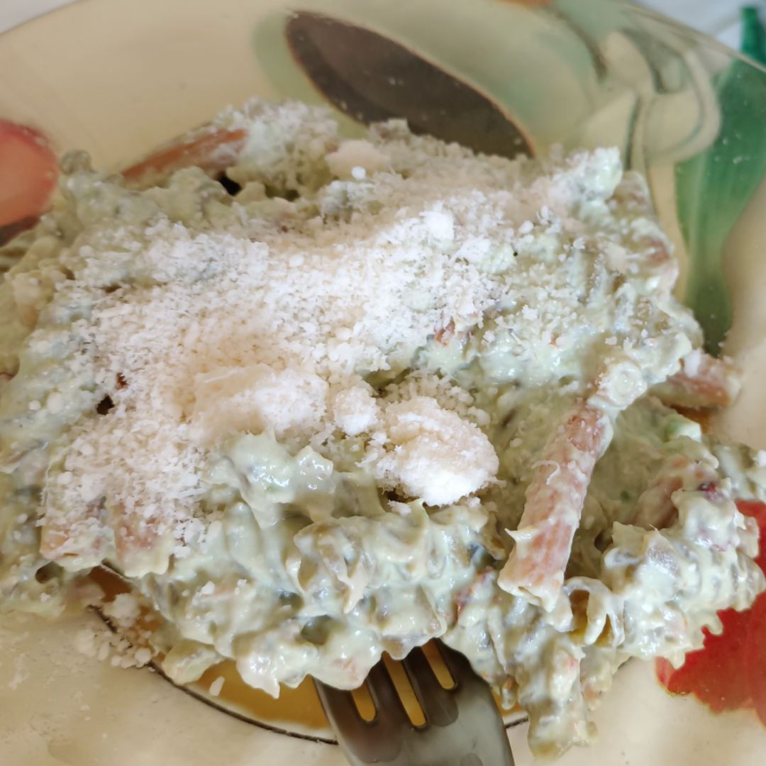 Pasta de lentejas con salsa de aguacate, ricotta y atún