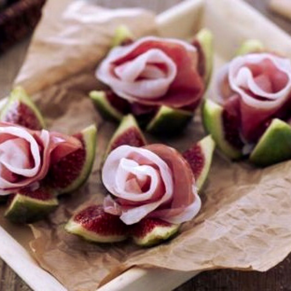 Higos con rosas de jamón Higos con rosas de jamón