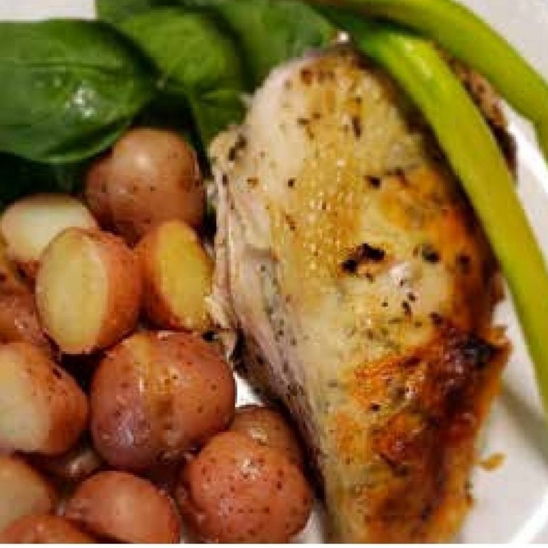 Pollo horneado a las finas hierbas + Chips de patata Pollo horneado a las finas hierbas + Chips de patata