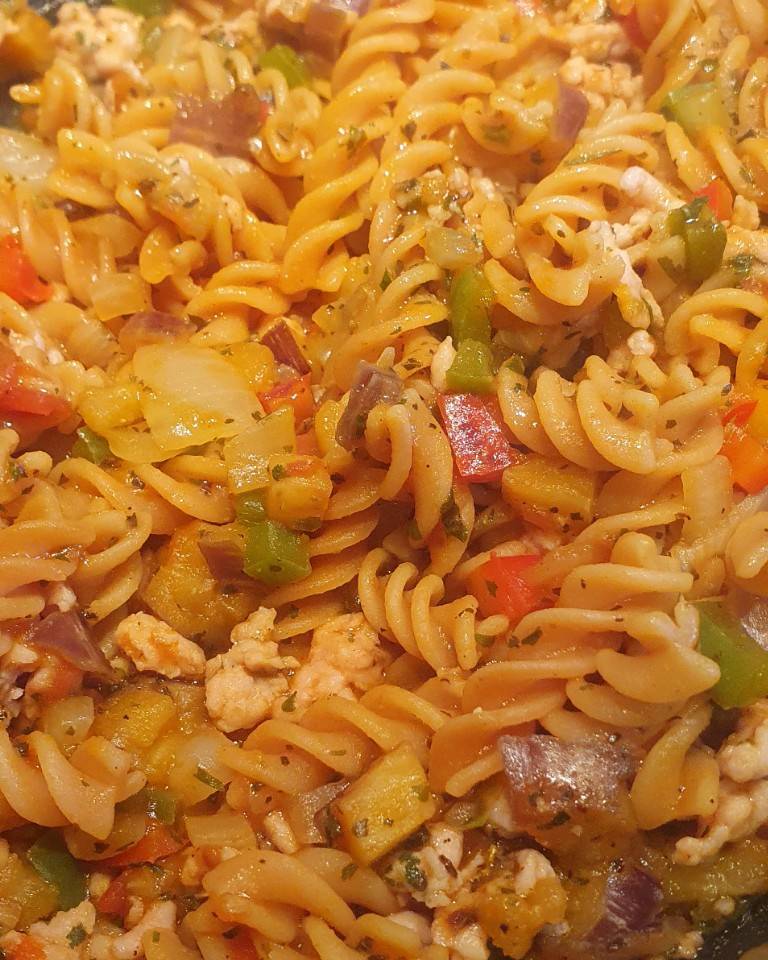 Macarrones con verduras y carne de pollo+pavo Macarrones con verduras y carne de pollo+pavo