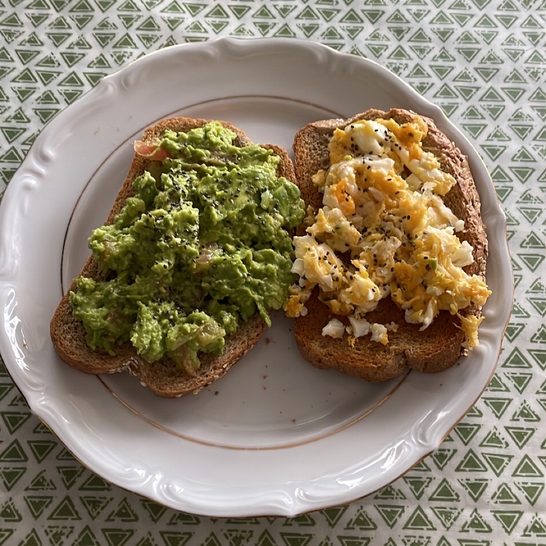 Tostada con aguacate y huevos