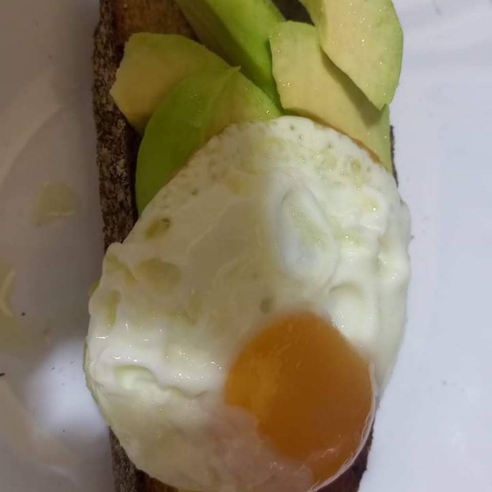 Aguacate con huevo frito Aguacate con huevo frito