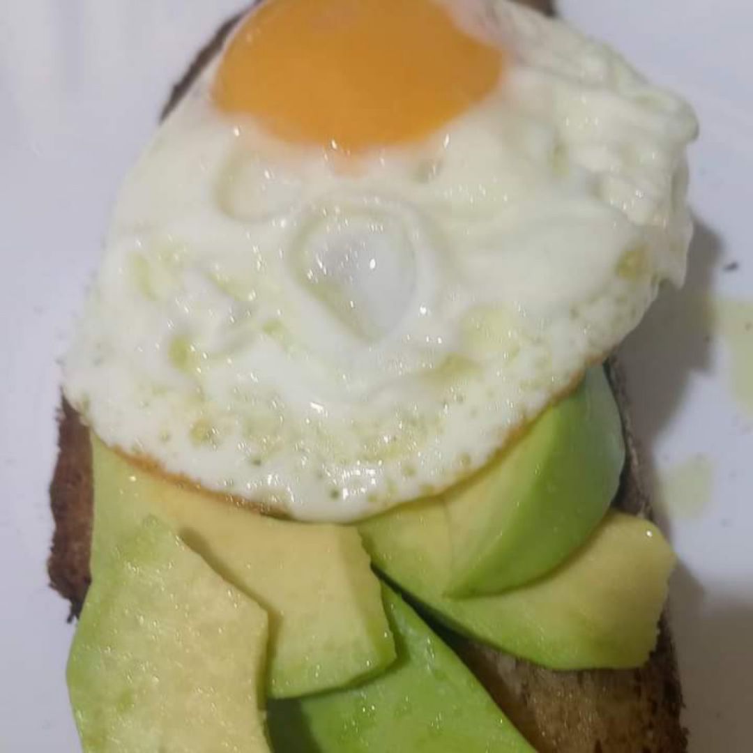 Aguacate con huevo frito Paso 1 Aguacate con huevo frito Paso 1