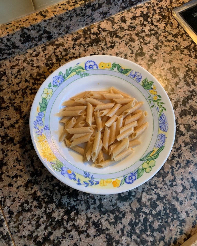 Macarrones integrales con verdura.