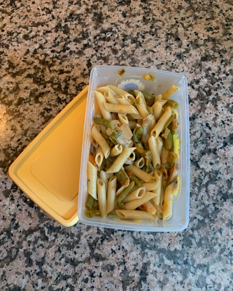 Macarrones integrales con verdura.